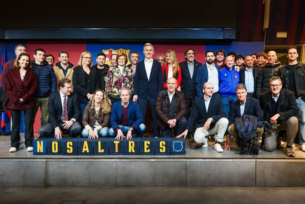 El precandidato Víctor Font, con compañeros de la plataforma Nosaltres, presenta las firmas para las elecciones del FC Barcelona
