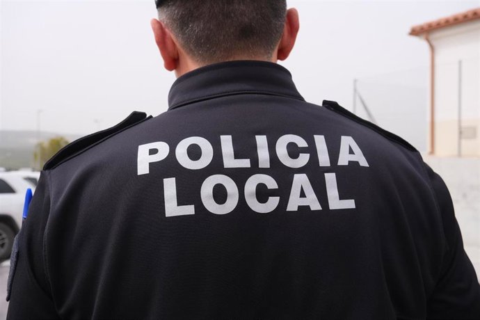 Archivo - Un agente de la Policía Local de Cabra.