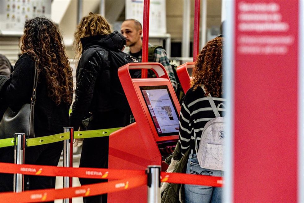 Un mostrador de facturación de Iberia en el Aeropuerto Adolfo Suárez Madrid-Barajas, a 2 de marzo de 2026, en Madrid (España). Iberia defiende la legalidad y la necesidad operativa de su nuevo suplemento por facturación de equipajes "con forma irregular