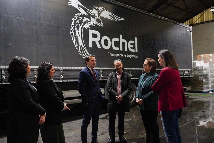 El alcalde de Córdoba, José María Bellido, y la presidenta del Instituto Municipal de Desarrollo Económico y Empleo (Imdeec), Blanca Torrent, visitan la sede de la empresa Rochel, referente en el ámbito de la logística.