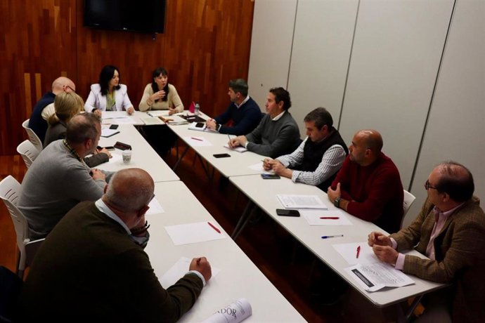 Crespín y Fernández (al fondo), en la reunión con responsables de organizaciones agrarias.
