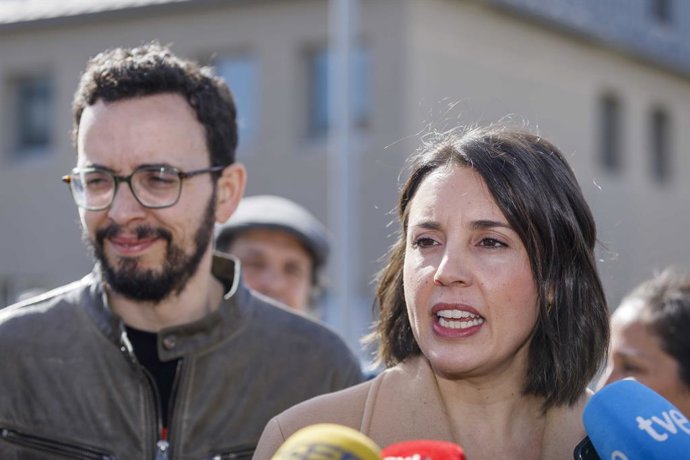 La secretaria política y eurodiputada de Podemos, Irene Montero (d), y el candidato de Podemos-Alianza Verde a la Presidencia de la Junta, Miguel Ángel Llamas (i), a 27 de febrero de 2026, en Segovia, Castilla y León (España).