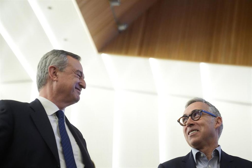 El hasta ahora CEO de Banco Sabadell, César Gónzalez-Bueno (i), y su sucesor en el puesto, Marc Armengol (d), durante una rueda de prensa para presentar los resultados de la entidad, en la sede del Banco Sabadell, a 6 de febrero de 2026, en Sant Cugat d
