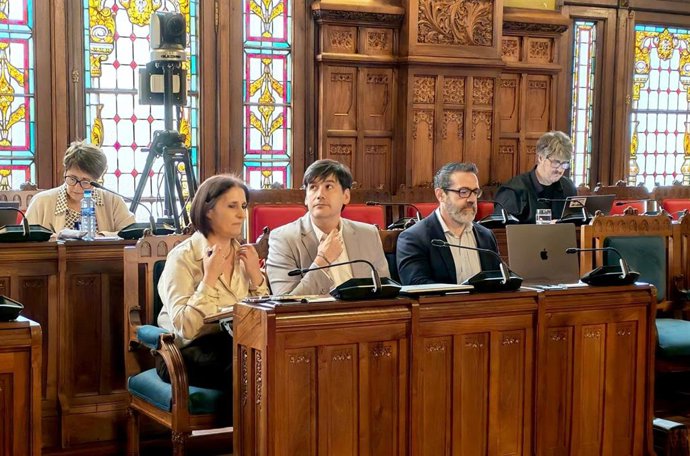 Arantxa González Montell, directora general de Empresa y Comercio; Borja Sánchez, consejero de Ciencia, Industria y Empleo, y Edmundo Pérez, director de la Fundación para el Fomento de la Economía Social.