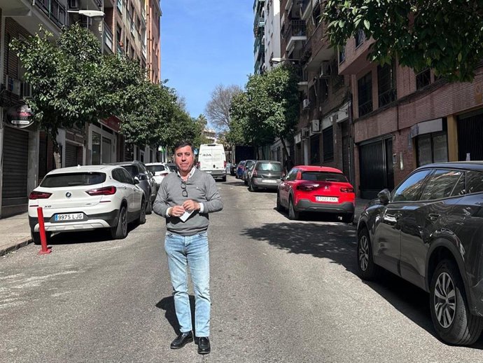 El delegado de Infraestructuras del Ayuntamiento de Córdoba, Miguel Ruiz Madruga, en la calle Marruecos.
