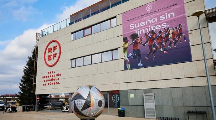 Lona de la selección española femenina de fútbol en la Ciudad del Fútbol de Las Rozas con motivo del Día Internacional de la Mujer