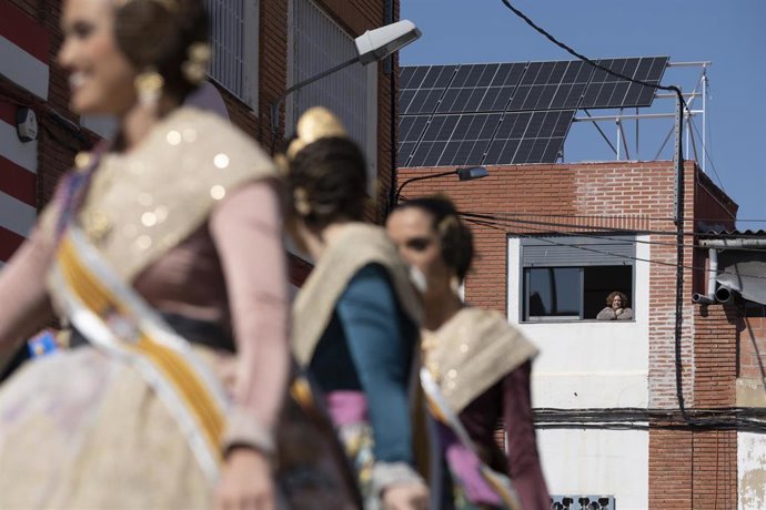 Archivo - Varias niñas vestidas de falleras durante una visita a los talleres de la Ciutat de l'Artista Faller