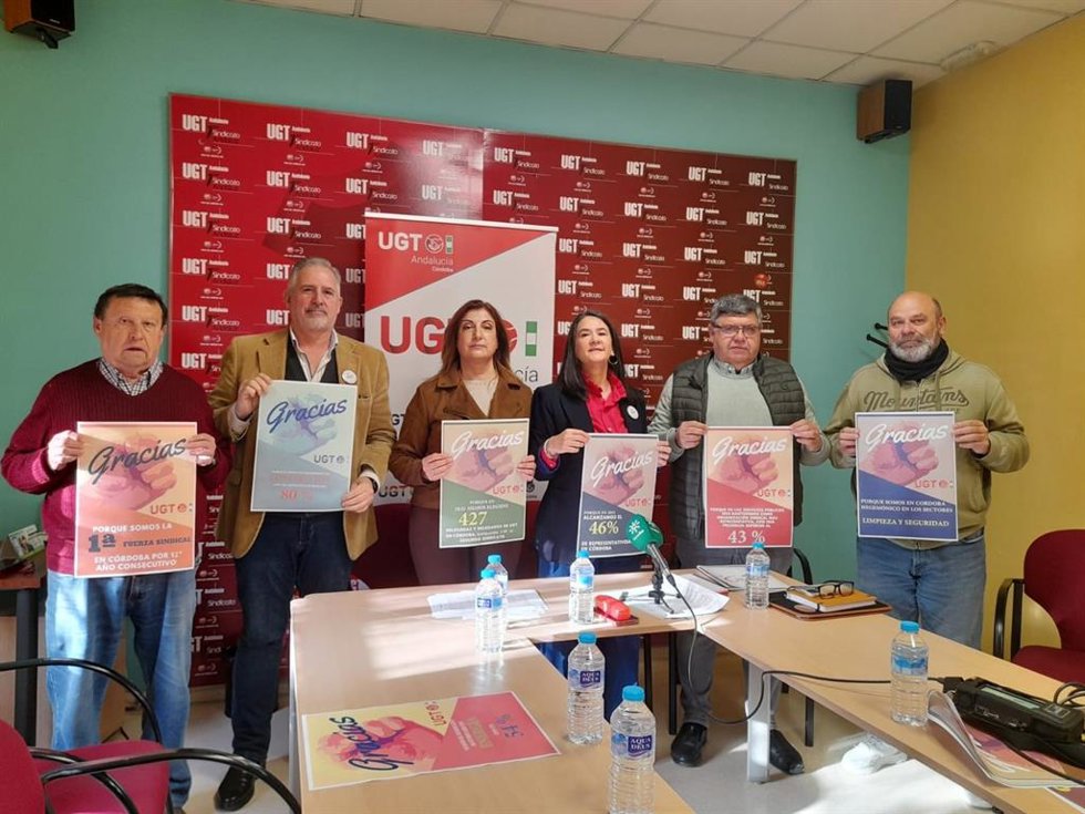 Encarna Laguna (3 dcha.), junto a otros responsables de su sindicato, celebra y agradece el respaldo logrado en 2025.