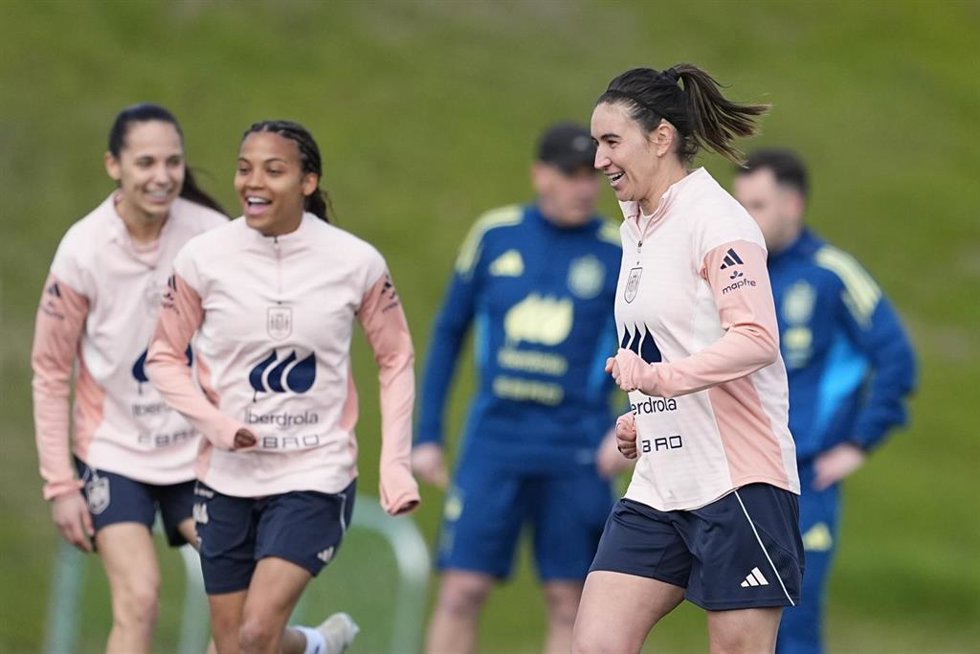 Mariona Caldentey sonríe durante el entrenamiento de la selección en la Ciudad del Fútbol de Las Rozas (Madrid)