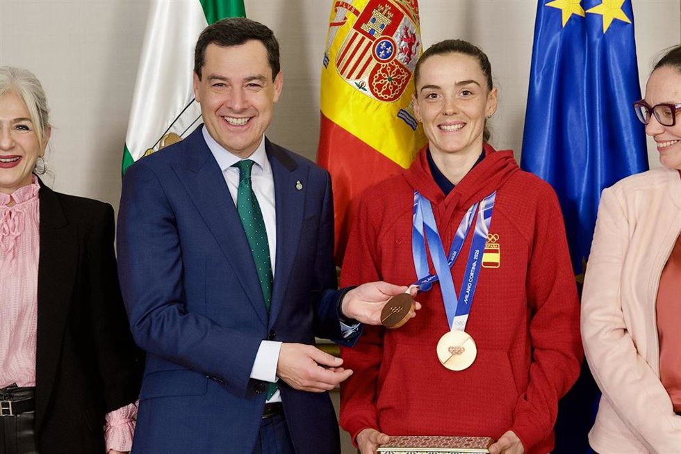 El presidente de la Junta de Andalucía, Juanma Moreno, se reúne con la esquiadora de montaña Ana Alonso, ganadora de dos medallas de bronce en los recientes Juegos Olímpicos de Milán-Cortina. A 02 de marzo de 2026 en Sevilla, España,
