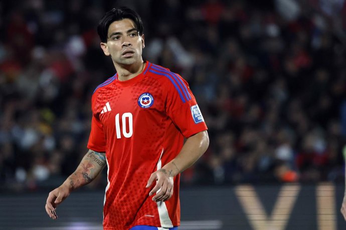 Archivo - Futbol, Chile vs Brasil. Primera rueda, clasificatorias al Mundial 2026. El jugador de la seleccion chilena Victor Davila es fotografiado durante el partido de las eliminatorias al mundial de 2026 contra Brasil disputado en el estadio Nacional d