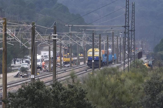 Archivo - Imagen de archivo de las obra de reparación de la vía en Adamuz tras el siniestro.