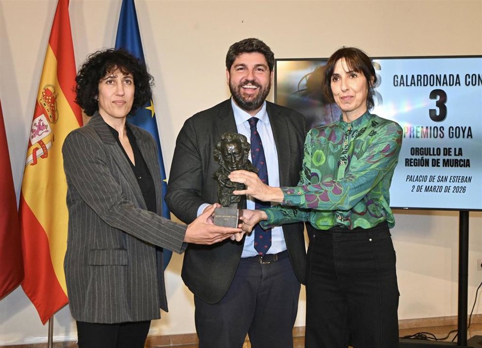 El presidente de la Comunidad, Fernando López Miras, ha recibido a Eva Libertad (d) y a Nuria Muñoz, directora y productora, respectivamente, de Sorda, tras alzarse con tres premios Goya en la 40 edición de los galardones