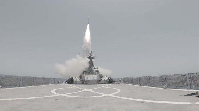 17 de fevereiro de 2026, Estreito de Ormuz, Golfo Pérsico, Irã: A Guarda Revolucionária Islâmica (IRGC) está realizando um exercício militar no Estreito de Ormuz, no Golfo Pérsico, sul do Irã. Este exercício em grande escala segue-se a um aumento da prese