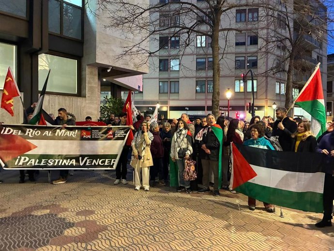 Una protesta ante el Consulado de EEUU condena el ataque "imperialista" a Irán: "Tirando bombas no se liberan mujeres"