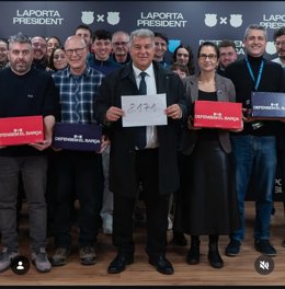 El precandidato Joan Laporta entega junto a sus compañeros de precandidatura las firmas para las elecciones presidenciales del FC Barcelona