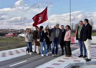 La candidata de UPL a la Presidencia de la Junta, Alicia Gallego, acompañada por miembros de su candidatura, ha visitado el municipio de Villaquilambre (Leon).