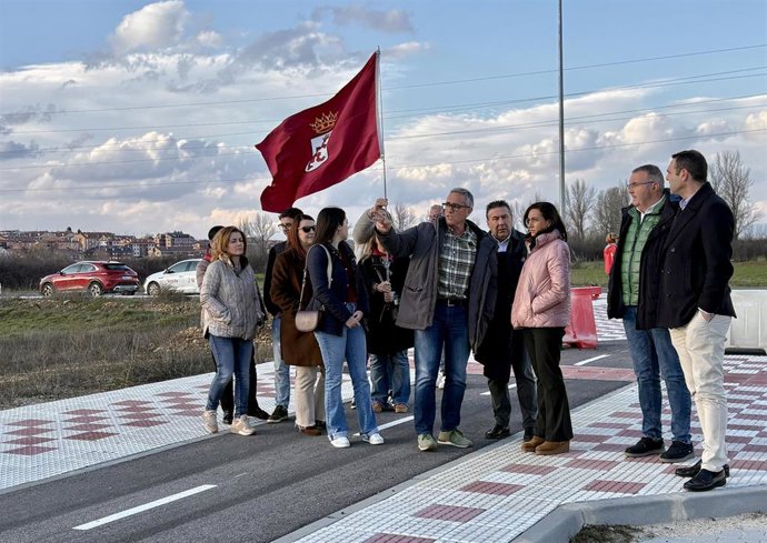 La candidata de UPL a la Presidencia de la Junta, Alicia Gallego, acompañada por miembros de su candidatura, ha visitado el municipio de Villaquilambre (Leon).