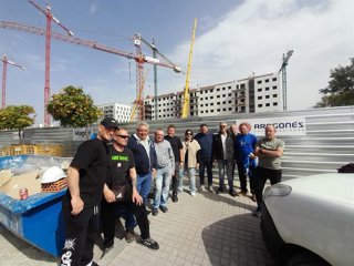 Gruistas en huelga, ante obras en Córdoba con grúas paradas.
