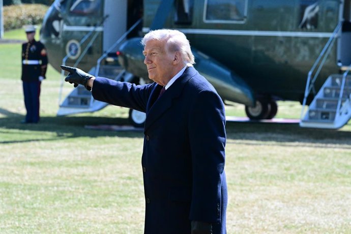 27 de fevereiro de 2026, EUA, Washington: O presidente dos EUA, Donald Trump, deixa a Casa Branca para viajar para o Texas. Foto: Kyle Mazza, Kyle Mazza/TheNEWS2 via ZUMA Press Wire/dpa