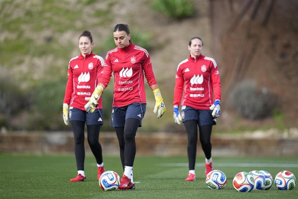 Misa Rodriguez junto a Adriana Nanclares y Enith Salón durante el entrenamiento de la selección en la Ciudad del Fútbol de Las Rozas