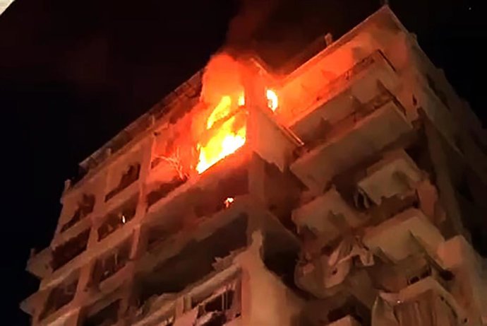 Un edificio en llamas tras un ataque de Israel en Libano.