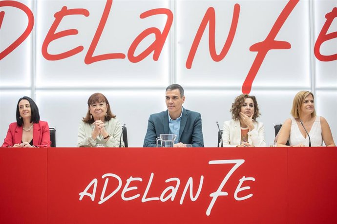 Archivo - La secretaria de Organización del PSOE, Rebeca Torró; la presidenta, Cristina Narbona: el presidente del Gobierno, Pedro Sánchez; la vicepresidenta primera, María Jesús Montero y la secretaria de Igualdad, Pilar Bernabé, en Ferraz, a 7 de julio 