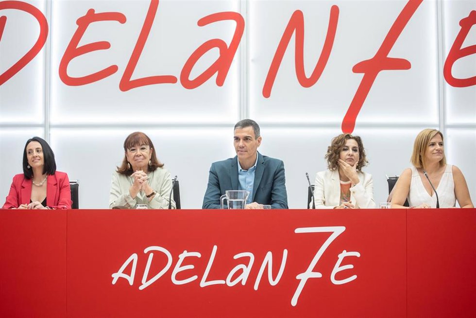 Archivo - La secretaria de Organización del PSOE, Rebeca Torró; la presidenta, Cristina Narbona: el presidente del Gobierno, Pedro Sánchez; la vicepresidenta primera, María Jesús Montero y la secretaria de Igualdad, Pilar Bernabé, en Ferraz, a 7 de juli