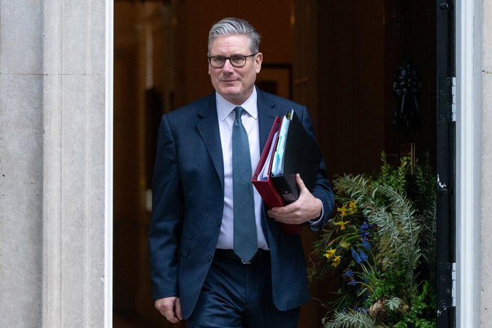 25 de fevereiro de 2026, Londres, Inglaterra, Reino Unido: Keir Starmer deixa o número 10 de Downing Street, em Londres, antes das Perguntas ao Primeiro-Ministro (PMQs) na Câmara dos Comuns, quando a sessão parlamentar semanal leva o primeiro-ministro a r