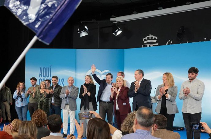 El candidato del PP a la Presidencia de la Junta, Alfonso Fernández Mañueco, junto a candidatos y militantes en un acto público en Zamora.