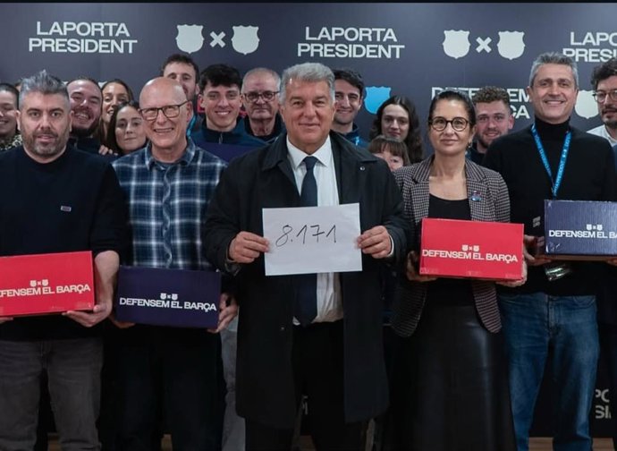 O pré-candidato Joan Laporta entrega, juntamente com seus companheiros de pré-candidatura, as assinaturas para as eleições presidenciais do FC Barcelona.