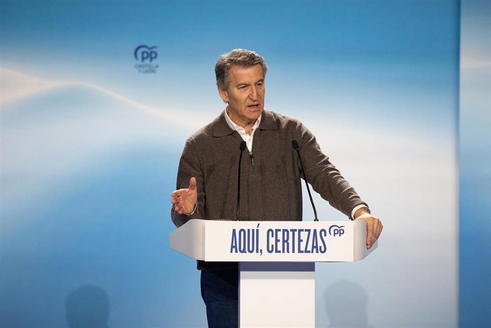 El presidente del Partido Popular, Alberto Núñez Feijóo, durante un acto de campaña, a 28 de febrero de 2026, en Ávila, Castilla León (España).