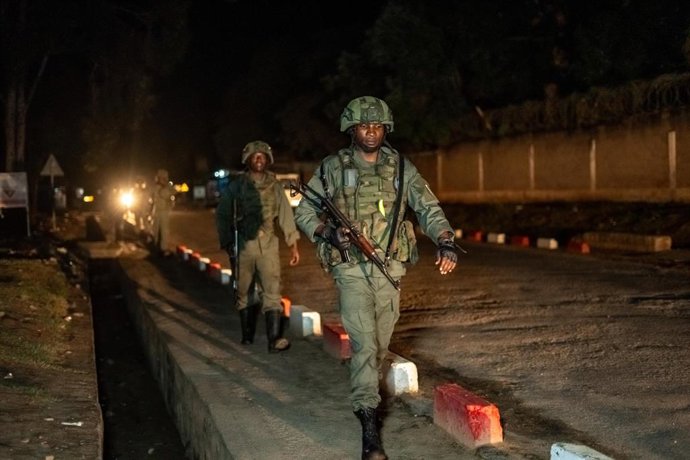 Archivo - UVIRA, Dec. 17, 2025  -- This photo taken with a mobile phone shows members of the March 23 Movement (M23) rebel group on the move in Uvira, in the eastern Democratic Republic of the Congo (DRC), on Dec. 17, 2025. Fighters from the M23 rebel gro