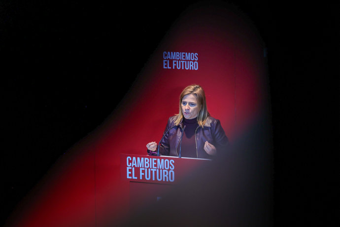 La secretaria de Igualdad del PSOE, Pilar Bernabé, en un acto del PSOE en Bembibre (León).