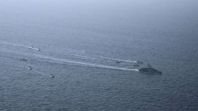 16 de fevereiro de 2026, Estreito de Ormuz, Golfo Pérsico, Irã: Navios da Marinha durante um exercício militar no Golfo Pérsico, sul do Irã. A Guarda Revolucionária Islâmica (IRGC) realizou um exercício em grande escala no Estreito de Ormuz. Esses exercíc