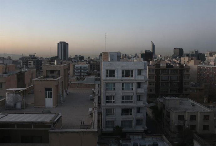 TEERÃ, 1º de março de 2026 — Esta foto tirada em 1º de março de 2026 mostra uma vista do centro de Teerã, no Irã. O governo iraniano anunciou um período de luto de 40 dias após a notícia da morte do líder supremo aiatolá Ali Khamenei. Imagem: 1079184989, 