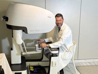 El doctor Alberto Breda con la consola en Fundació Puigvert