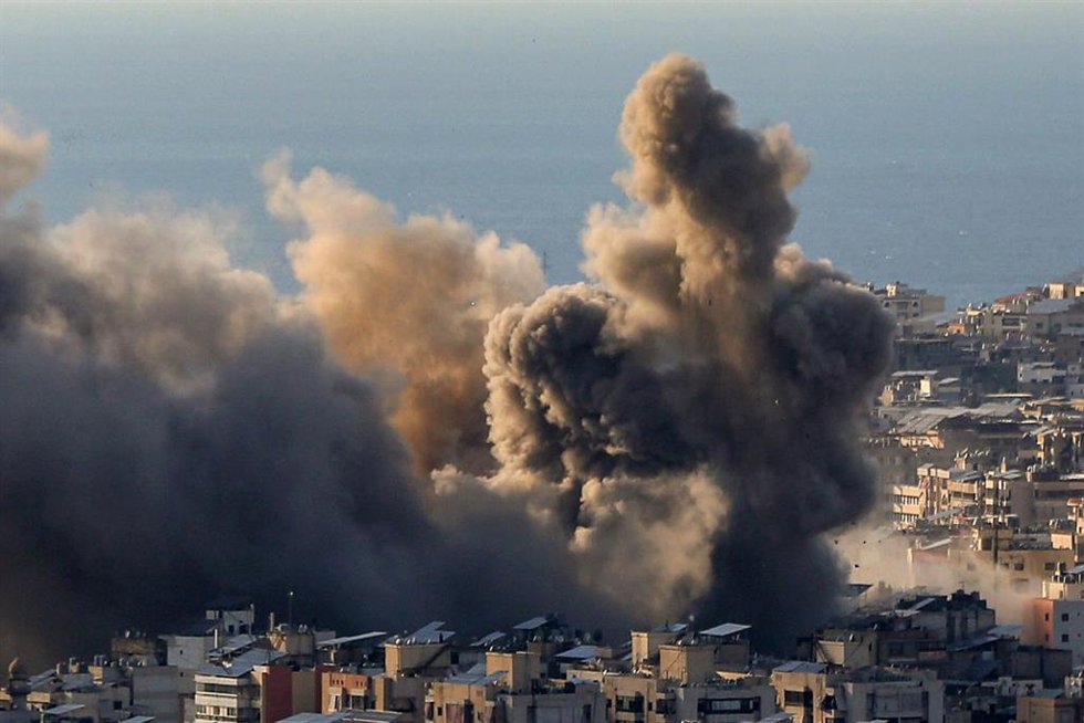Columnas de humo negro tras un ataque aéreo de Israel contra Burj al Barajneh, en un suburbio al sur de Beirut