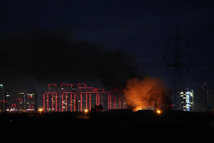 Archivo - Humo y llamas cerca del Aeropuerto Internacional de Erbil, en el Kurdistán iraquí, tras las explosiones ocurridas mientras los sistemas de defensa aérea realizaban operaciones de interceptación