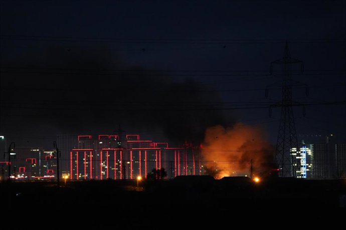 01 March 2026, Iraq, Erbil: Smoke and flames rise near Erbil International Airport in Iraqi Kurdistan following explosions as air defense systems carried out intensive interception operations. Photo: Ismael Adnan/dpa