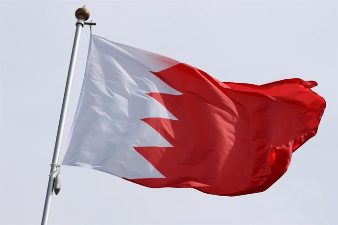 Archivo - June 20, 2025, Saint Petersburg, Russia: The national flag of the Kingdom of Bahrain, fluttering in the wind on a flagpole in Saint Petersburg, Russia.