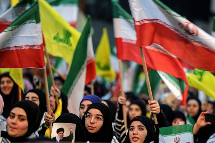 Archivo - Seguidores de Hezbolá se manifiestan en Beirut en solidaridad con los dirigentes de Irán