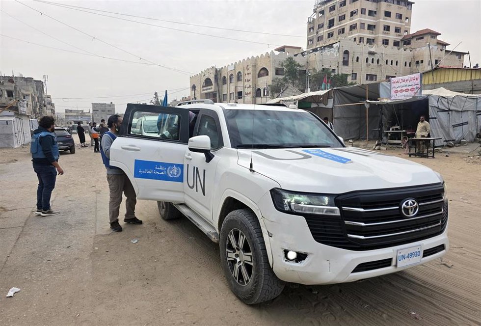 Vehículos de Naciones Unidas en Jan Yunis, en el sur de la Franja de Gaza, rumbo al cruce fronterizo de Kerem Shalom 