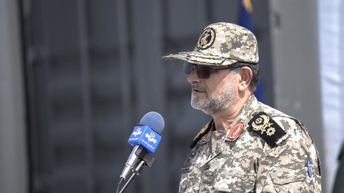 16 de fevereiro de 2026, Estreito de Ormuz, Golfo Pérsico, Irã: O comandante da força naval da Guarda Revolucionária Islâmica, contra-almirante ALIREZA TANGSIRI, participa de um exercício militar no Golfo Pérsico, sul do Irã. A Guarda Revolucionária Islâm
