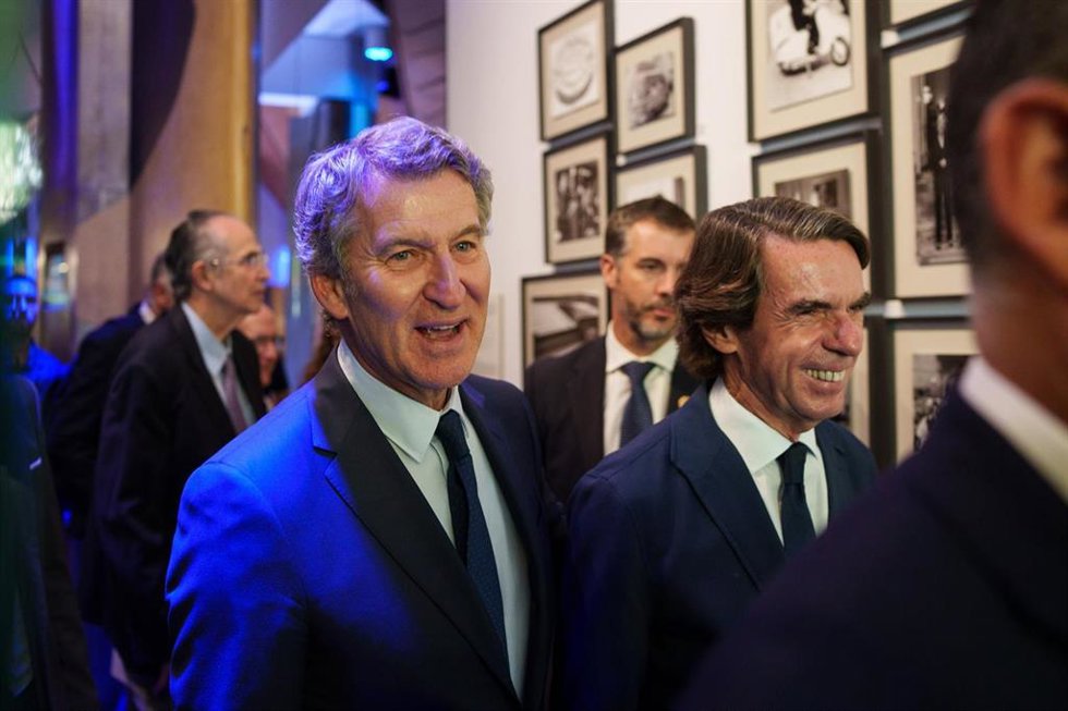 Archivo - El expresidente del Gobierno, José María Aznar, y el presidente del PP, ALberto Núñez Feijóo, durante la clausura del Campus FAES, a 19 de septiembre de 2025, en Madrid (España).     