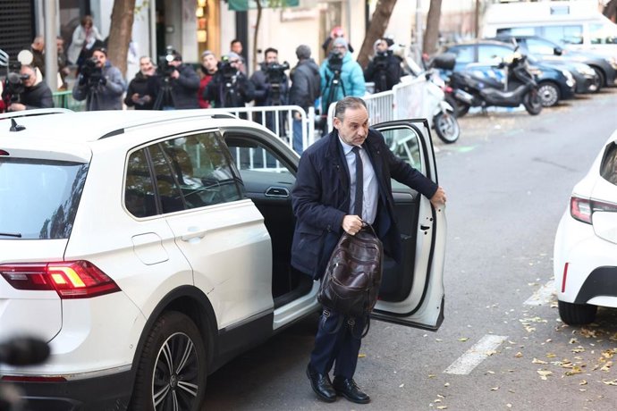 Archivo - El exministro José Luis Abalos a su llegada al Tribunal Supremo, a 27 de noviembre de 2025, en Madrid (España). 