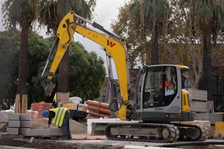 Archivo - Trabajadores realizando obras en las Ramblas de Barcelona