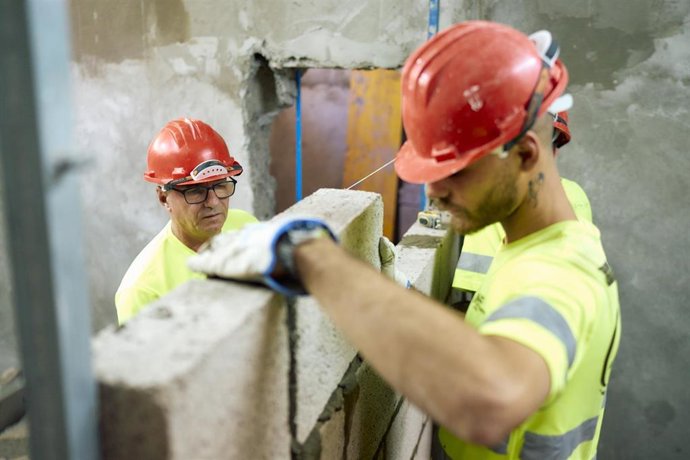 Archivo - Trabajadores de la construcción.