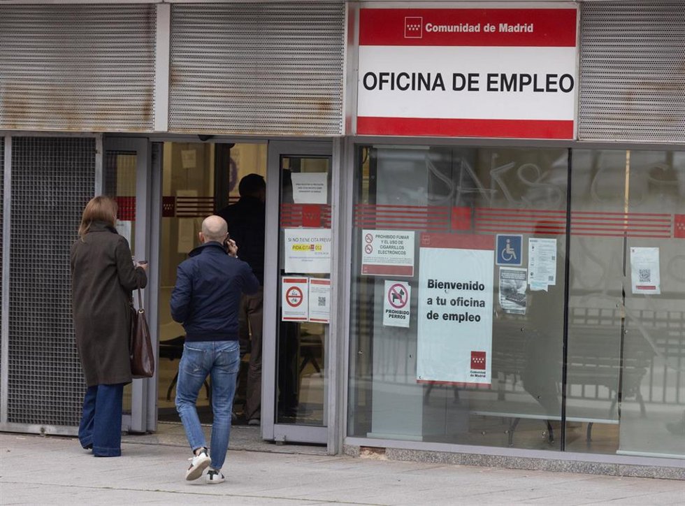 Varias personas hacen cola en una oficina de empleo, a 3 de marzo de 2026, en Alcorcón, Madrid (España). El paro registrado en las oficinas de los servicios públicos de empleo subió en 3.584 personas en febrero en relación al mes anterior (+0,1%), su ma