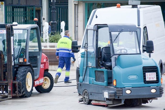 Archivo - Trabajador limpieza.